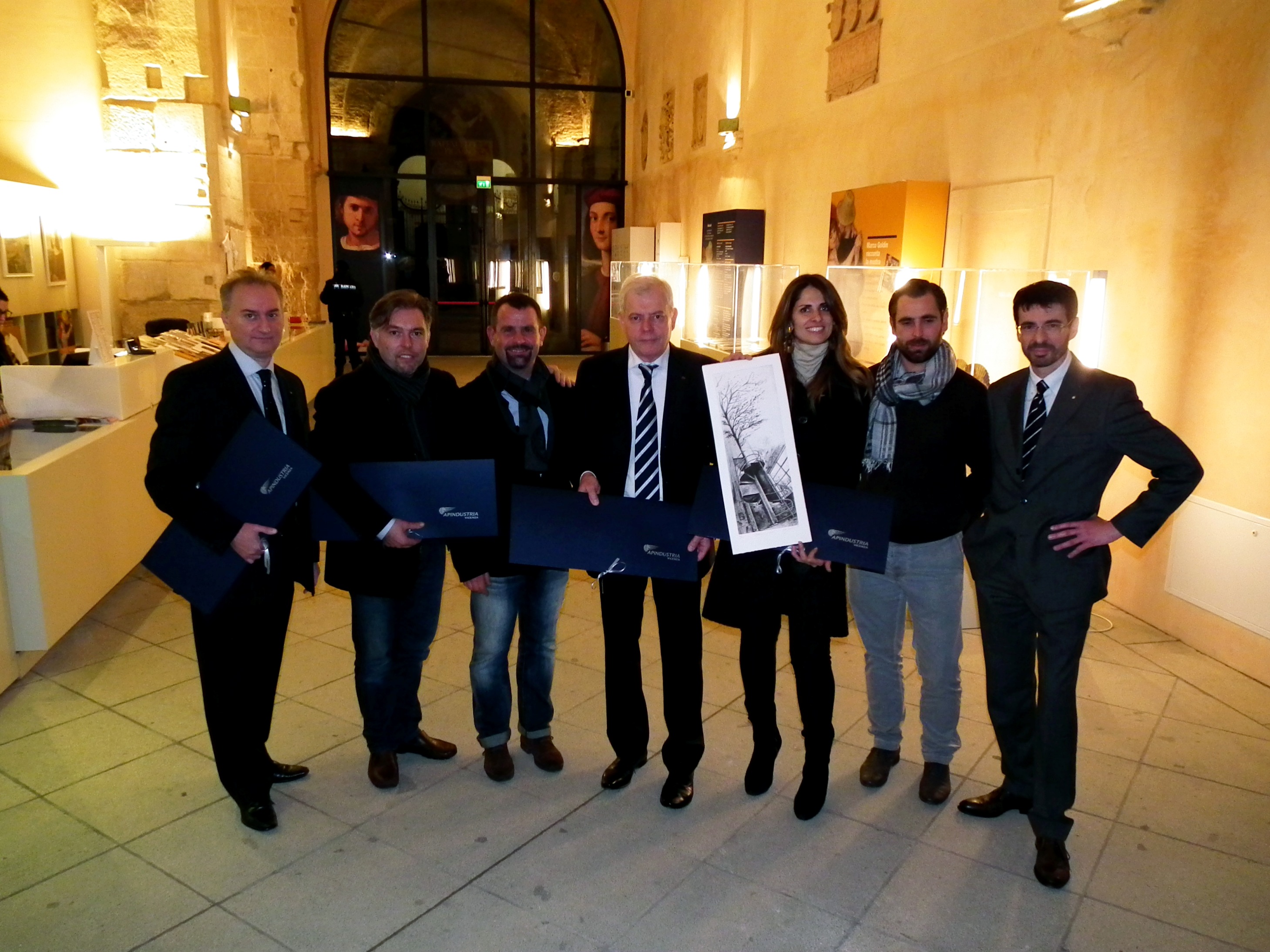 il Presidente di Apindustria Flavio Lorenzin e alcuni componenti di giunta con l’artista Stefano Luciano e Giancarlo Busato 