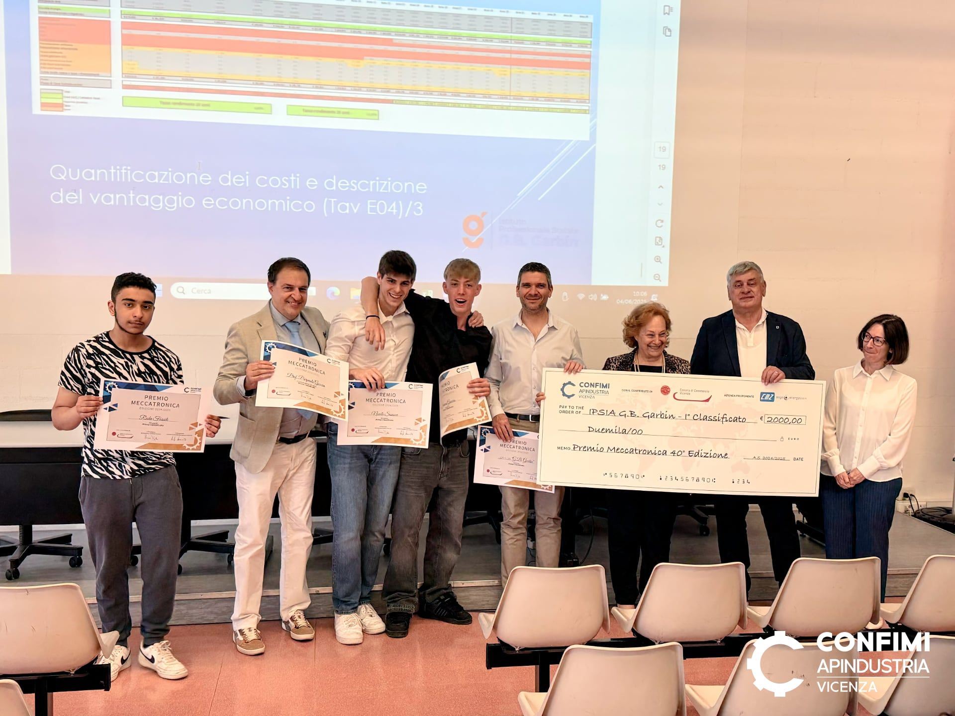 Da sinistra: Reda Fassik, Prof. Pierpaolo Gazzin, Nicolò Sanson, Jannes Guerra, DS Alessandro Strazzulla, Vicepresidente Apindustria Confimi Vicenza Maria Menin Bidese, Vicepresidente Apindustria Confimi e Presidente categoria Metalmeccanica Luigi Benincà, Rappresentante Soga Energy Team Dania Soga